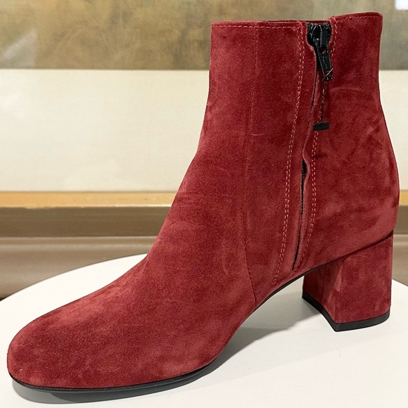 🌹LA CANADIENNE🌹 Joanie Suede Booties Size: 5